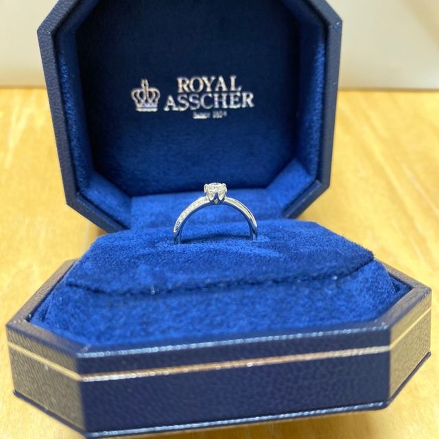 【ROYAL ASSCHER(ロイヤル・アッシャー)の口コミ】 シンプルな中にも、少しウェーブがかかりデザイン製もあるものを選びまし…