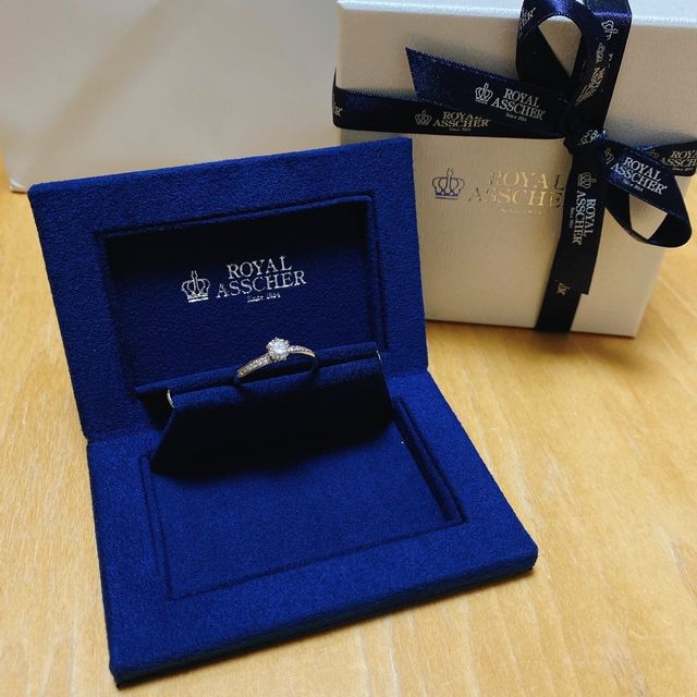 【ROYAL ASSCHER(ロイヤル・アッシャー)の口コミ】 シンプルな中にも、少しウェーブがかかりデザイン製もあるものを選びまし…