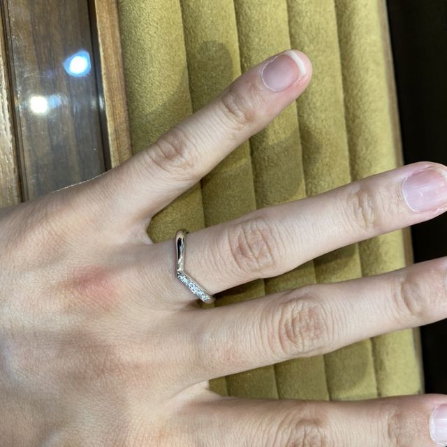 【銀座ダイヤモンドシライシの口コミ】 V字の結婚指輪とストレートの婚約指輪・結婚指輪の試着をしました。ストレ…