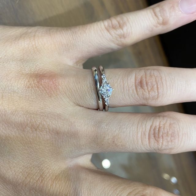 【銀座ダイヤモンドシライシの口コミ】 V字の結婚指輪とストレートの婚約指輪・結婚指輪の試着をしました。ストレ…