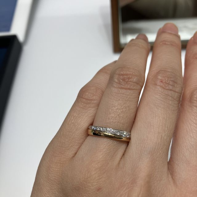 【4℃ BRIDAL(ヨンドシーブライダル)の口コミ】 ダイヤモンドが華やかにあしらわれていて、太さもあるリングなので歳を重…