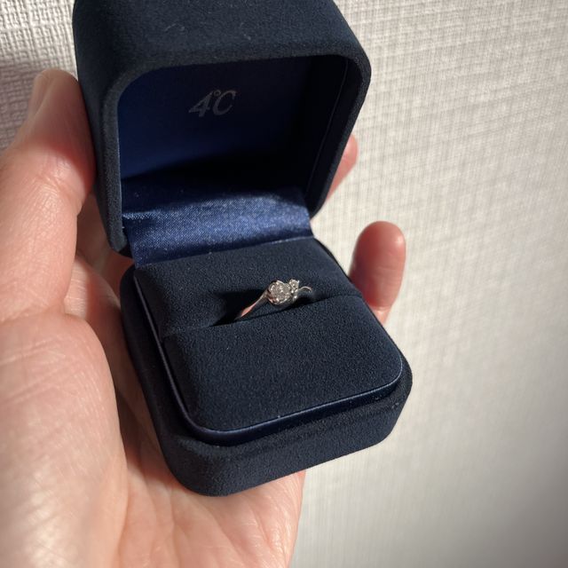 【4℃ BRIDAL(ヨンドシーブライダル)の口コミ】 種類がたくさんあって迷っていたのですが、お花が大好きな私にスタッフさ…