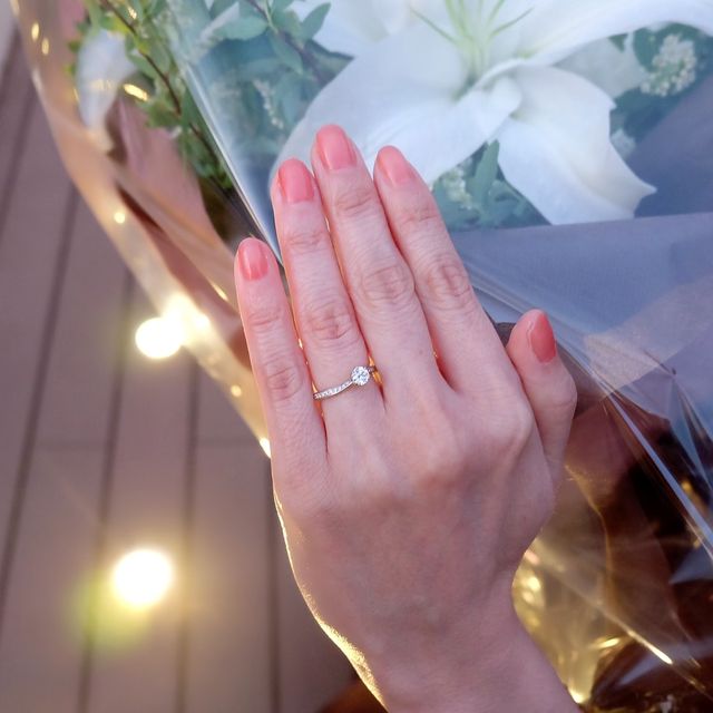 【4℃ BRIDAL(ヨンドシーブライダル)の口コミ】 彼女の指が細くて小さかったので、リングはウェーブのある細いデザインを…