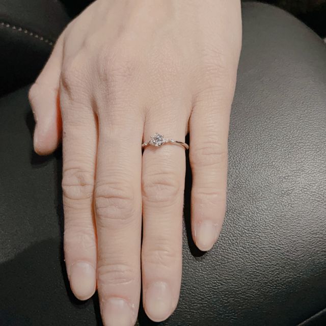 【Flowaves(フロウェーブス)の口コミ】 他の銘柄と比較しても可愛らしくまとまっている印象を受けました。華やか…