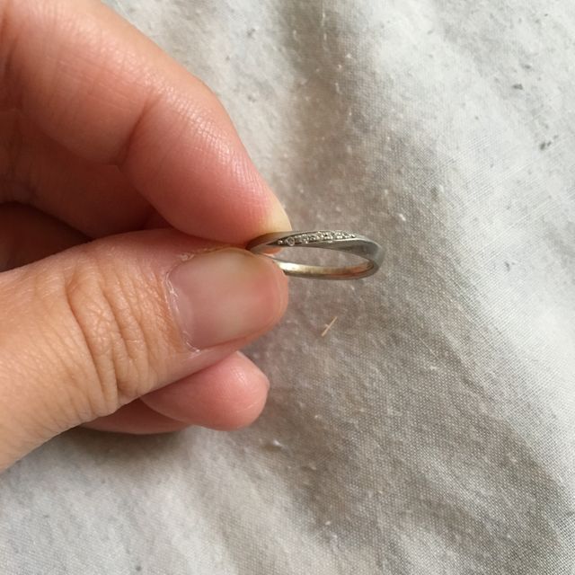 【4℃ BRIDAL(ヨンドシーブライダル)の口コミ】 同じ4℃さんで婚約指輪指輪も購入したので、重ねづけした時に綺麗に見える…