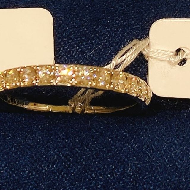 【4℃ BRIDAL(ヨンドシーブライダル)の口コミ】 シンプルなハーフエタニティのリングで、重ね付けもとてもしやすそうでし…