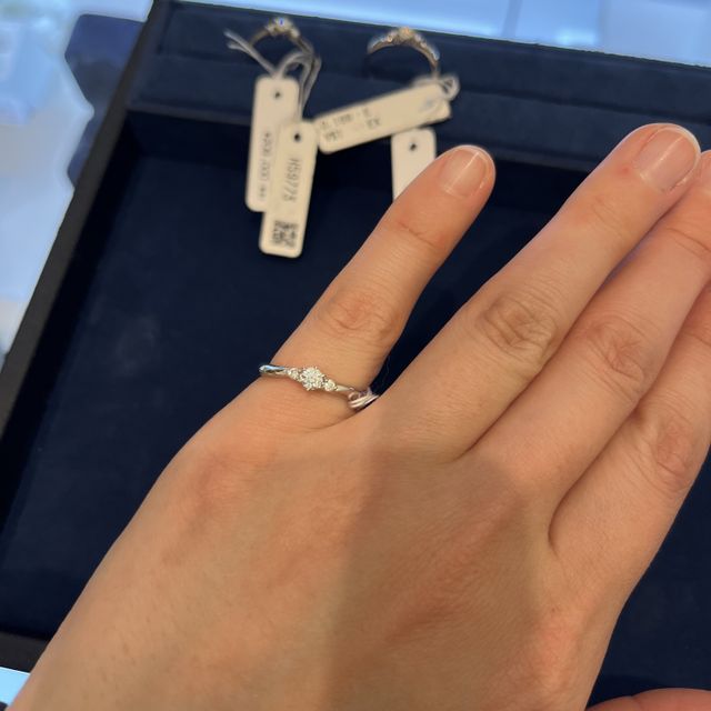 【4℃ BRIDAL(ヨンドシーブライダル)の口コミ】 真ん中のダイヤの両サイドにもダイヤが1粒ずつあり、キラキラしてかわいい…