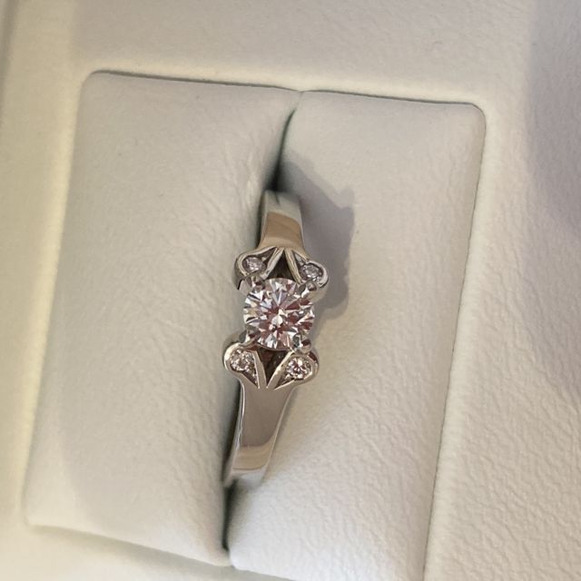 【カルティエ(Cartier)の口コミ】 指輪のデザインが他にないデザインで、リボンのようなお花の様な可憐で、1…