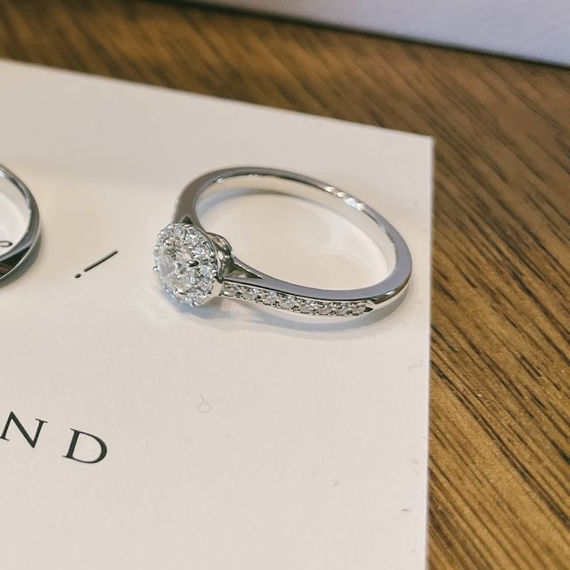 【ラザール ダイヤモンド(LAZARE DIAMOND)の口コミ】 とにかくダイヤモンドの輝きがきれいでした。
照明を当てると想像以上にキ…