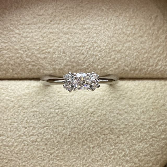 【COLANY(コラニー)の口コミ】 センターダイヤモンドの横に可愛いリボンのダイヤが4個着いていて、華やか…