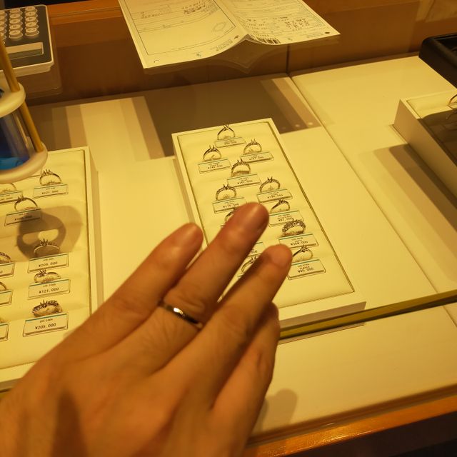 【銀座ダイヤモンドシライシの口コミ】 デザインは凝った細工ではなく、シンプルで着け心地のよいものを探してい…