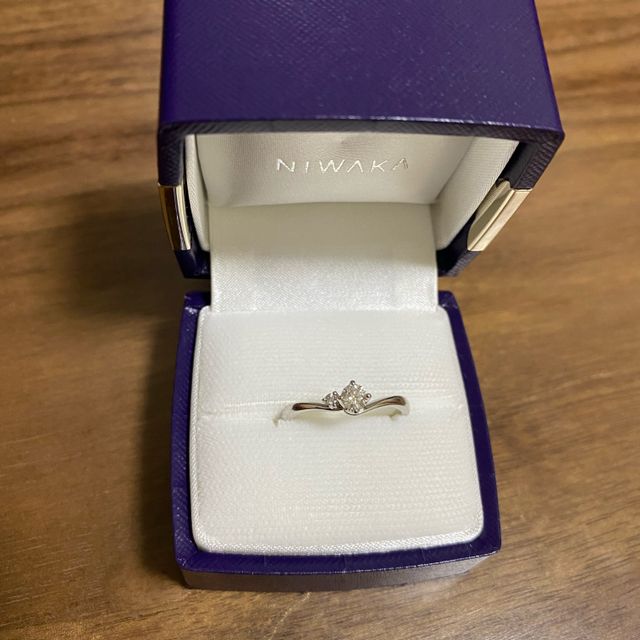 【俄(にわか)の口コミ】 v字ラインになっている指輪で、ダイヤモンドが、真ん中に一つメインのもの…