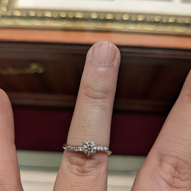 【ケイウノ ブライダル(K.UNO BRIDAL)の口コミ】 金が内側にさり気なくありウェーブになっているところと一粒のダイヤだけ…