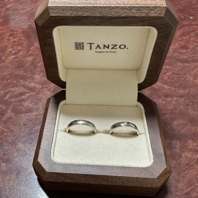 【TANZO.(鍛造指輪)の口コミ】 嫁さんの還暦のお祝いに結婚指輪をTANZOで作り直しました。プラチナの周り…