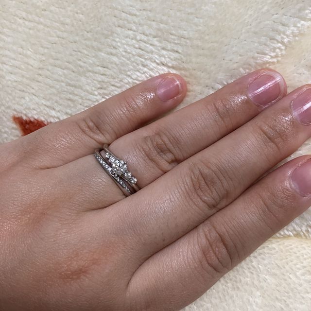 【TOMOE(トモエ)の口コミ】 実際に様々な指輪を試着させてもらい、一番自分の指にはめて素敵だなと思…