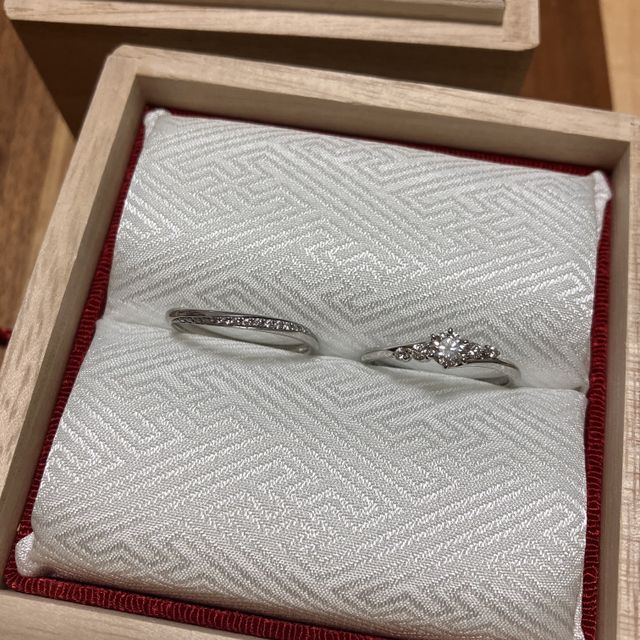 【TOMOE(トモエ)の口コミ】 実際に様々な指輪を試着させてもらい、一番自分の指にはめて素敵だなと思…