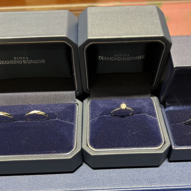 【銀座ダイヤモンドシライシの口コミ】 デザインの種類がとても多く、選ぶのに迷いましたが、スタッフ皆さんのお…