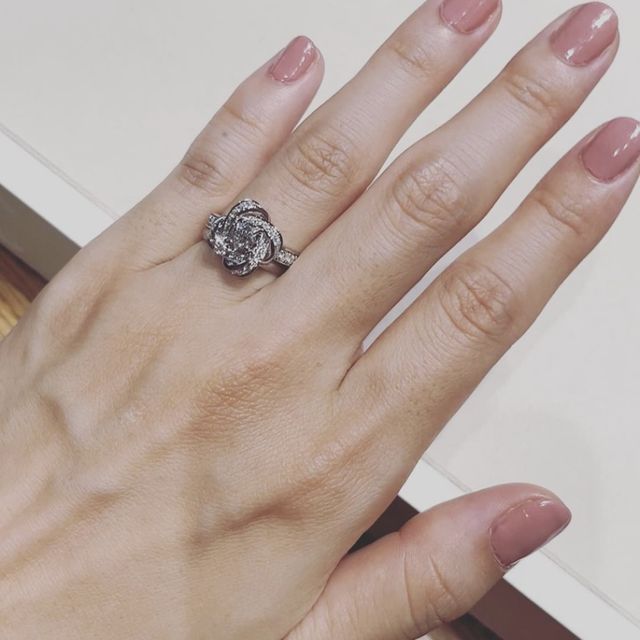 【ブシュロン(BOUCHERON)の口コミ】 指の端が特に太めなナチュラルタイプなため、バランスよく見えるように少…