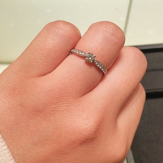 【ティファニー(Tiffany & Co.)の口コミ】 結婚指輪と重ねづけしやすいデザインであることと、どの角度から見てもダ…