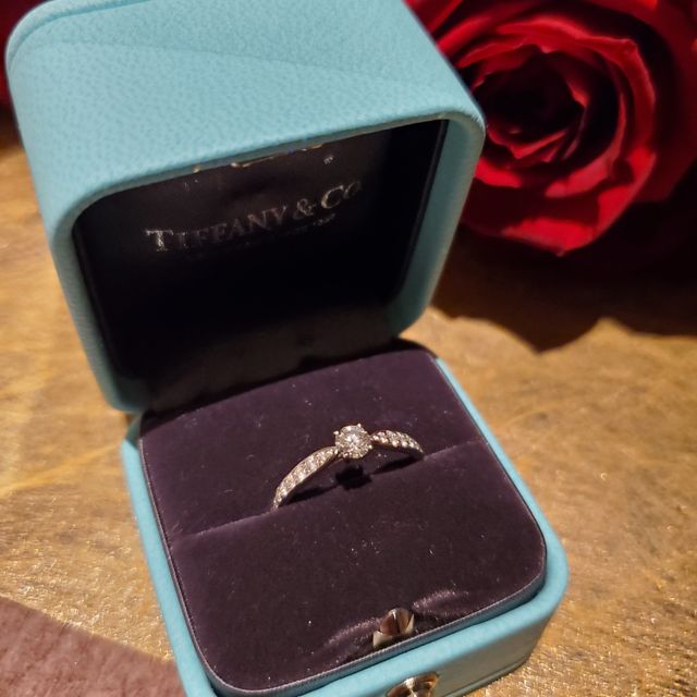 【ティファニー(Tiffany & Co.)の口コミ】 結婚指輪と重ねづけしやすいデザインであることと、どの角度から見てもダ…