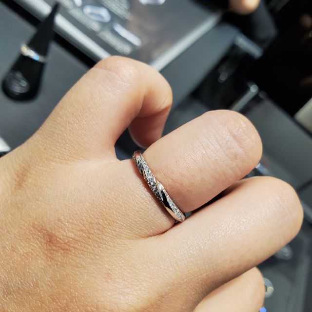 【エクセルコダイヤモンド(EXELCO DIAMOND)の口コミ】 結婚指輪では珍しい、ダイヤが3連になっている指輪です。
少し個性的です…