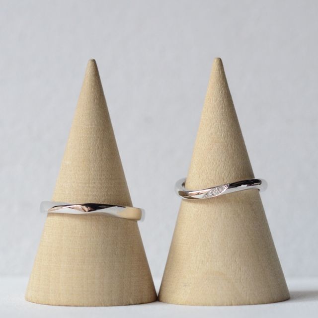 【CRAFY(クラフィ)の口コミ】 指がきれいに見えるデザインが決め手でした。
2人とも細やかで難しめのデ…