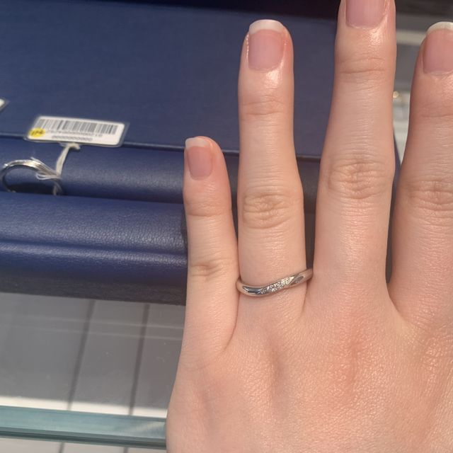 【銀座ダイヤモンドシライシの口コミ】 ダイヤモンドが中央にあるウェーブのデザインです。なんと言ってもつけ心…