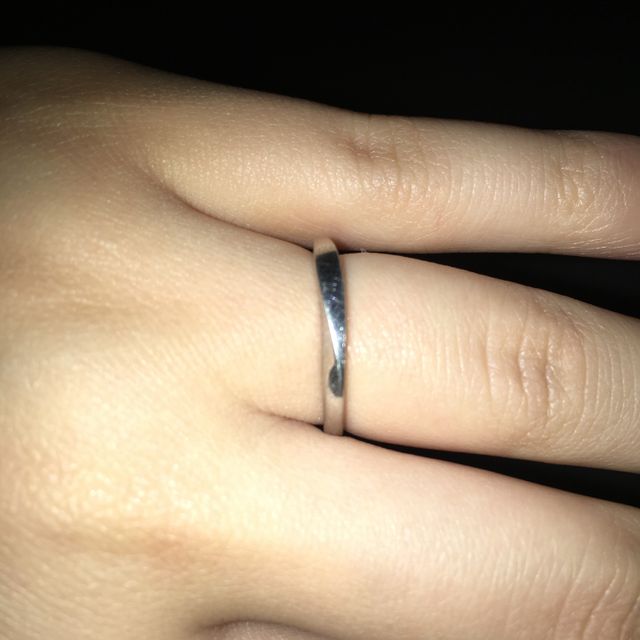 【MAISON JEWELL(メゾンジュエル)の口コミ】 プラチナ製で、指輪にひねりが加わっていて指がすらっと見える気がして好…