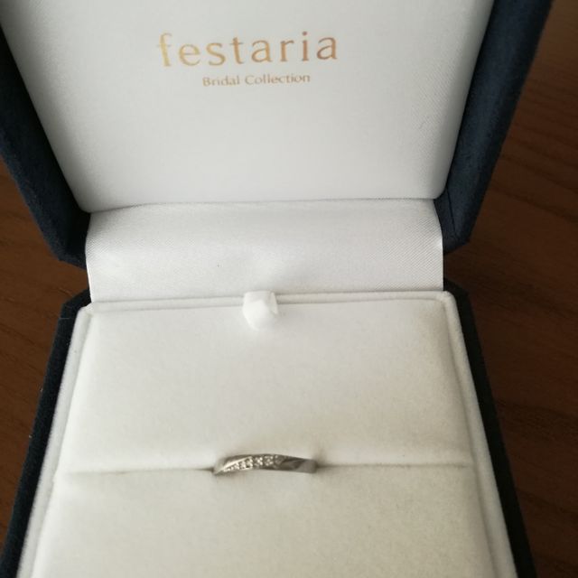 【festaria bijou SOPHIA(フェスタリア ビジュソフィア)の口コミ】 女性の指輪のデザインが、シンプルで飽きの来ないものであったことと、裏…
