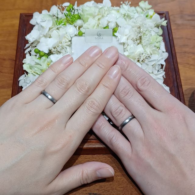 【SORA(ソラ)の口コミ】 二人は温泉に入ることが多く、変化しにくいタンタルとチタンをメインにし…