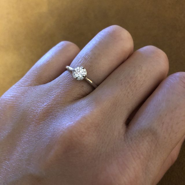 【Galopine & Galopin(ガロピーネガロパン)の口コミ】 指輪のデザインに惹かれました！
ダイヤモンドを引き立てるように回りがキ…