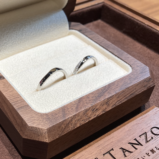 【TANZO.(鍛造指輪)の口コミ】 元々既製品の結婚指輪というよりは、2人でデザインを考えてオリジナルの指…