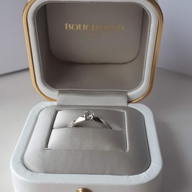 【ブシュロン(BOUCHERON)の口コミ】 シンプルで洗練されたデザインながらも、見る角度によって四角形や八角形…