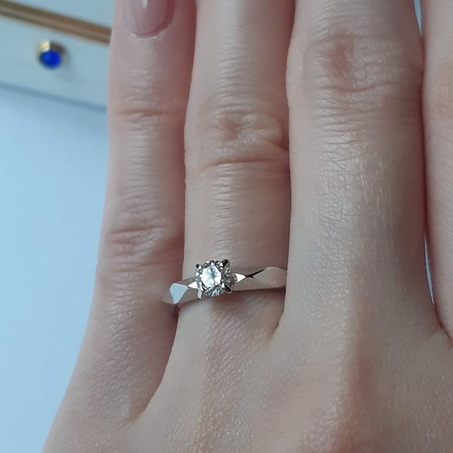 【ブシュロン(BOUCHERON)の口コミ】 シンプルで洗練されたデザインながらも、見る角度によって四角形や八角形…