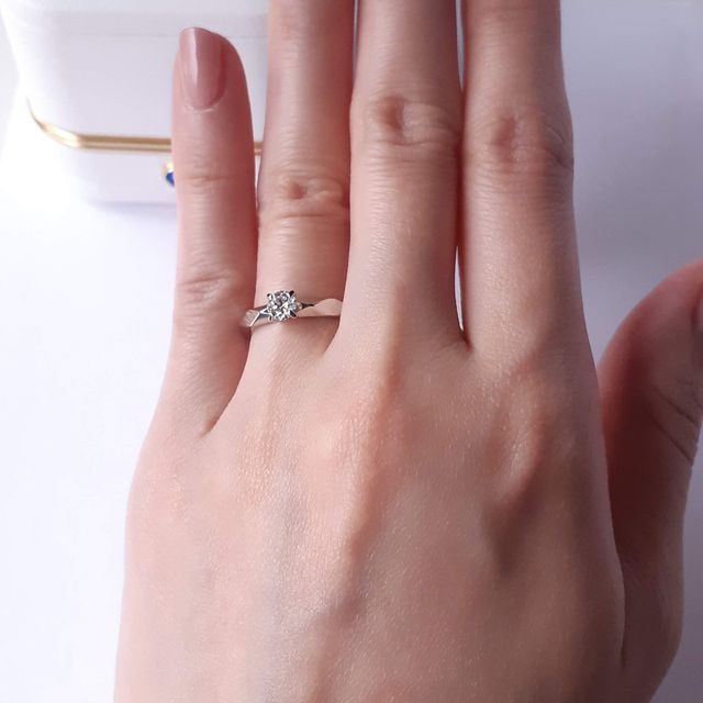 【ブシュロン(BOUCHERON)の口コミ】 シンプルで洗練されたデザインながらも、見る角度によって四角形や八角形…