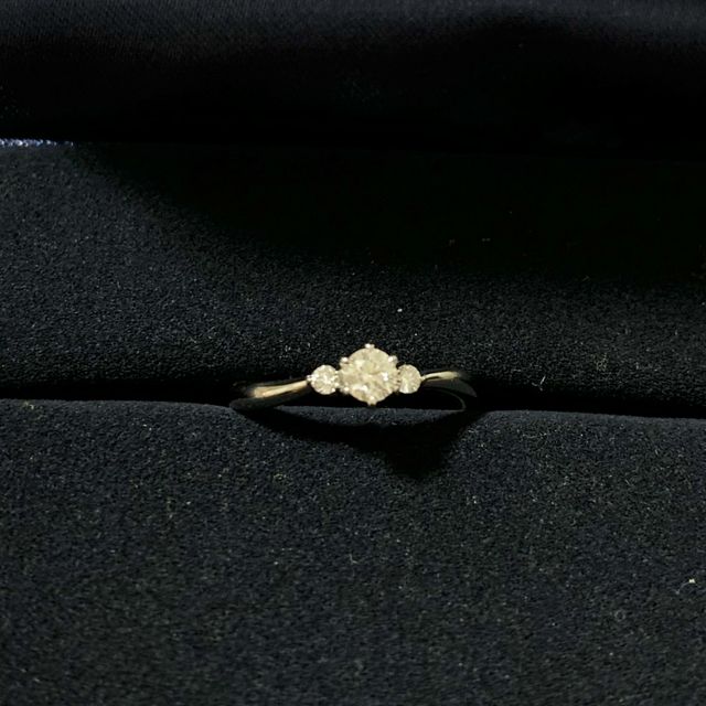 【4℃ BRIDAL(ヨンドシーブライダル)の口コミ】 石が3つ付いていて、リングがウェーブしているデザインが気に入って即決し…