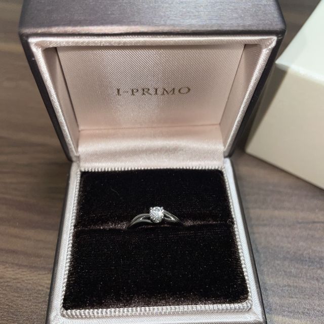 【アイプリモ(I-PRIMO)の口コミ】 普通のシンプルな婚約指輪はちょっと飽きそう、でも個性的すぎるのもつけ…