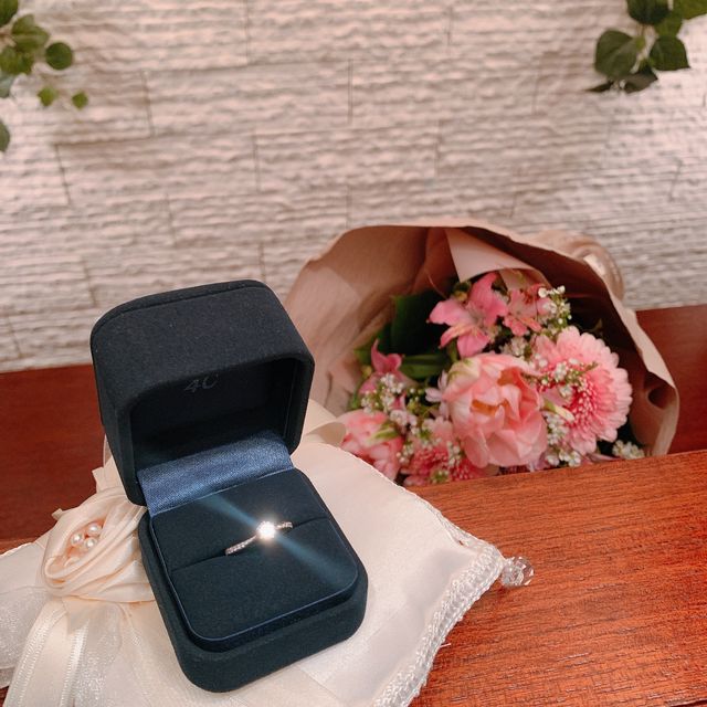 【4℃ BRIDAL(ヨンドシーブライダル)の口コミ】 繊細でもあり、ゴージャスさもあるデザインが気に入り購入しました。指輪…