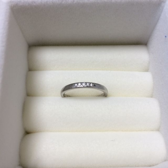 【アイプリモ(I-PRIMO)の口コミ】 先に購入していた婚約指輪と重ね付けできるものを探しました。婚約指輪が…