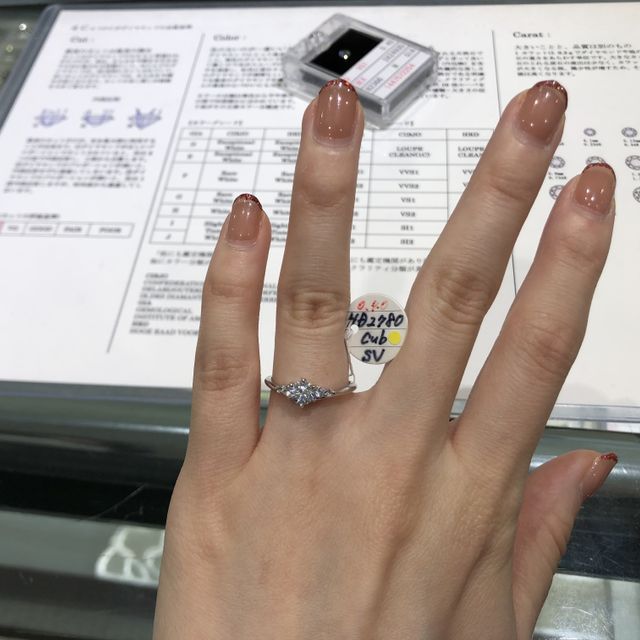 【宝寿堂(ほうじゅどう)の口コミ】 真ん中に大きなダイヤ、サイドに二つずつの小ぶりのダイヤがついたデザイ…