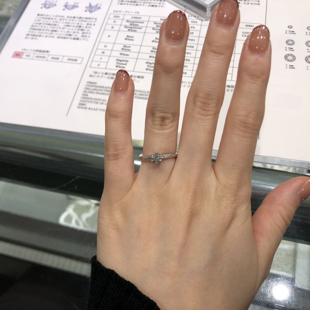 【宝寿堂(ほうじゅどう)の口コミ】 真ん中に大きなダイヤ、サイドにメレダイヤが3つずつのデザインの婚約指輪…