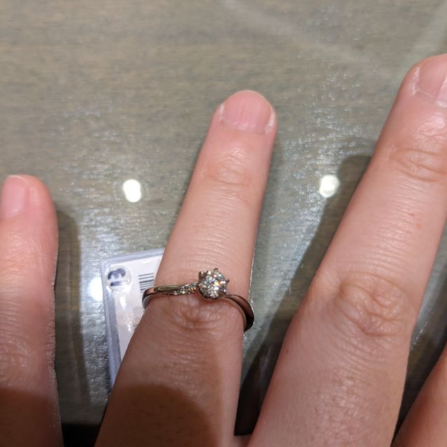 【アイプリモ(I-PRIMO)の口コミ】 真ん中のダイヤが花みたいになっていて可愛らしくカーブが細身になってい…