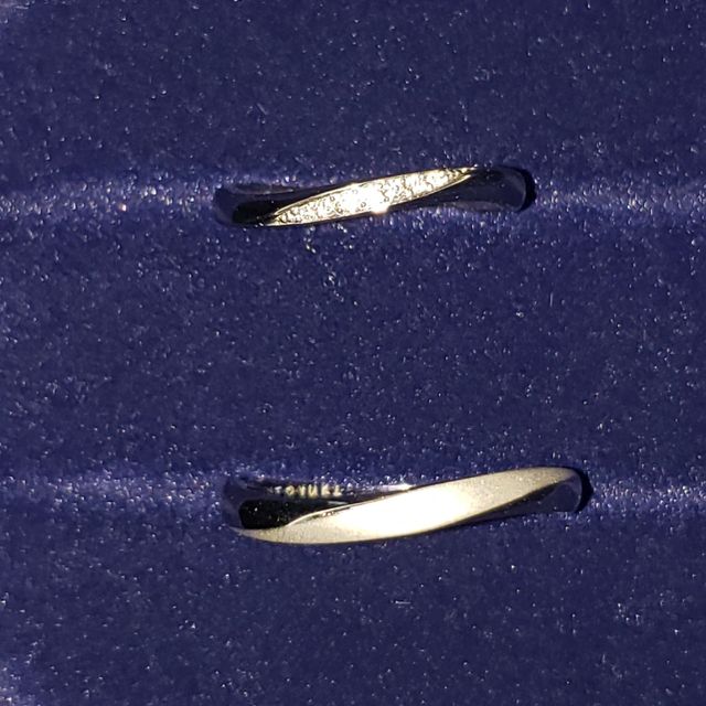 【4℃ BRIDAL(ヨンドシーブライダル)の口コミ】 デザインと、担当してくれた販売員さんのとても素敵な接客ですかね。
先に…