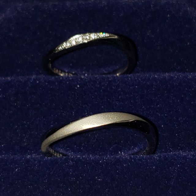 【4℃ BRIDAL(ヨンドシーブライダル)の口コミ】 デザインと、担当してくれた販売員さんのとても素敵な接客ですかね。
先に…