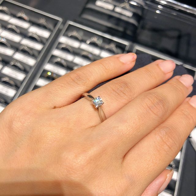 【エクセルコダイヤモンド(EXELCO DIAMOND)の口コミ】 デザインは立て爪タイプ一択で探してました。ダイヤも大きく見えるし、あ…