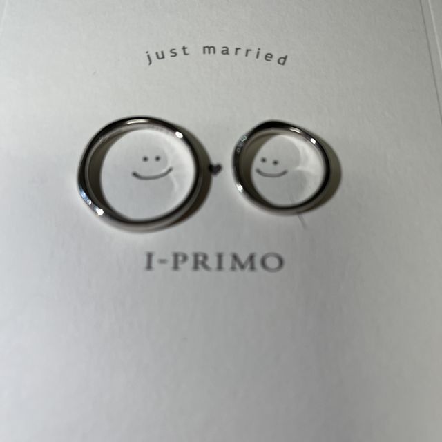 【アイプリモ(I-PRIMO)の口コミ】 女性用はウェーブが綺麗でどこから見てもダイヤが見えるところが可愛い。
…