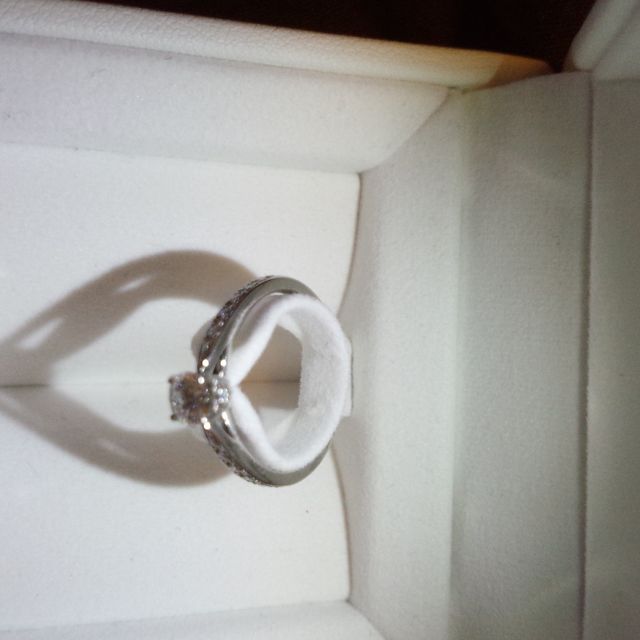 【STAR JEWELRY(スタージュエリー)の口コミ】 側面にブルーダイヤがはめ込まれていて、私自身が青色が好きだったことも…