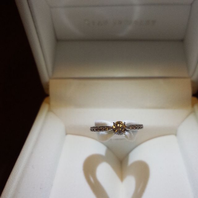 【STAR JEWELRY(スタージュエリー)の口コミ】 側面にブルーダイヤがはめ込まれていて、私自身が青色が好きだったことも…