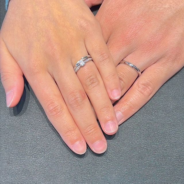 【エクセルコダイヤモンド(EXELCO DIAMOND)の口コミ】 シンプルで日常的に着けやすいデザインかつ、お互い仕事中指輪は着けられ…