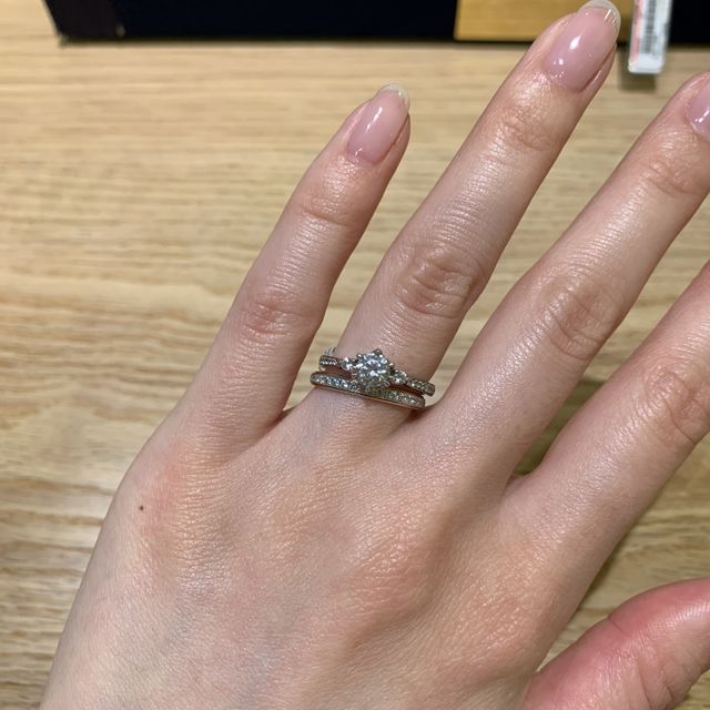 【Foulason(フレゾン)の口コミ】 とても華やかでした。レール止めの結婚指輪と合うと思いました。ダイヤの…
